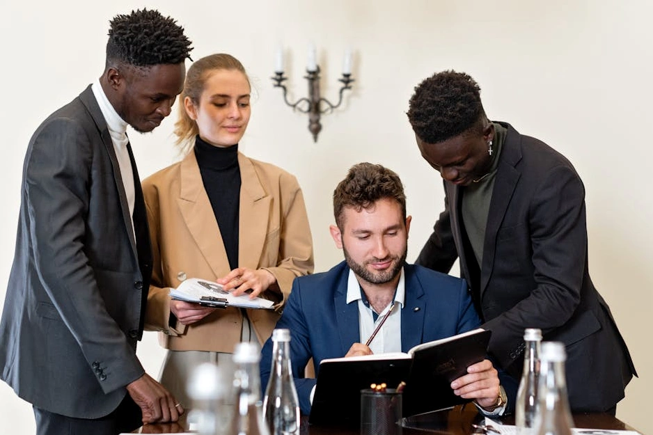 Un team di professionisti che collabora in una riunione strategica